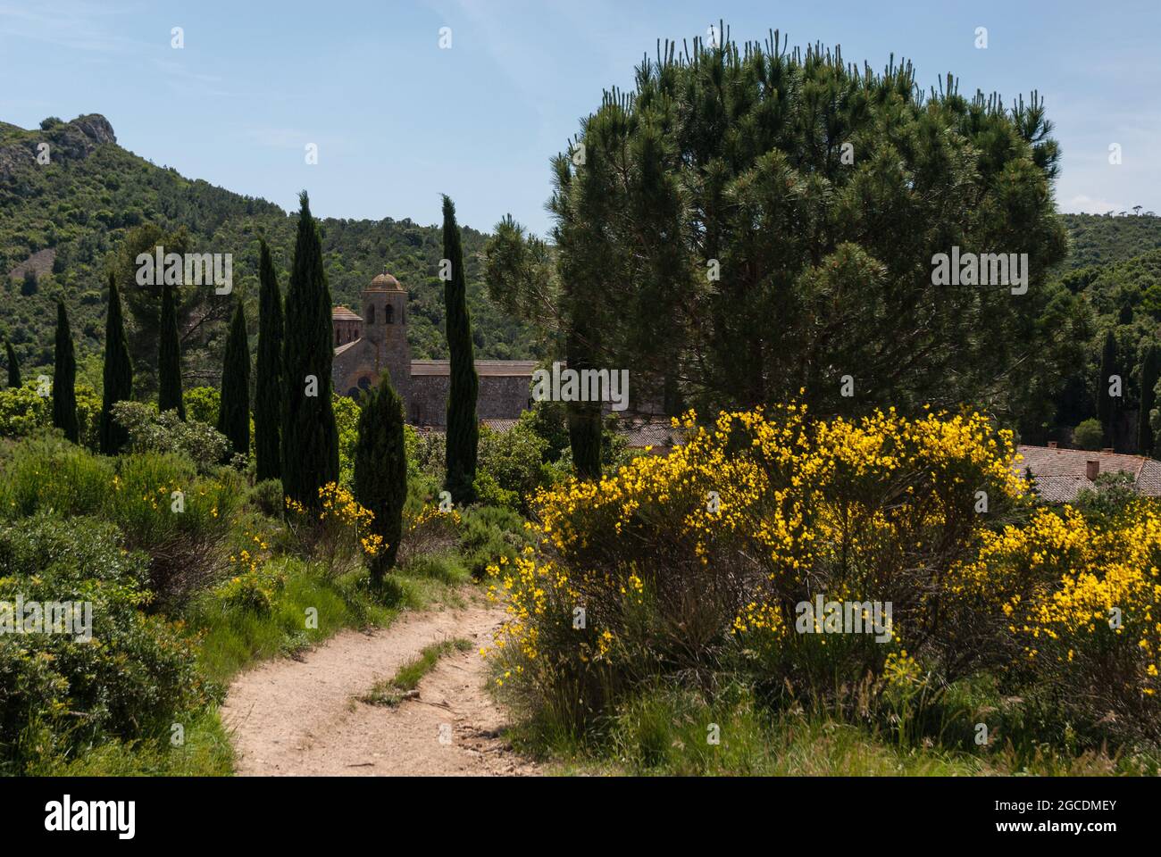 Fontfroide Abbey si trova in una valle pittoresca tra le colline boscose della Francia meridionale Foto Stock