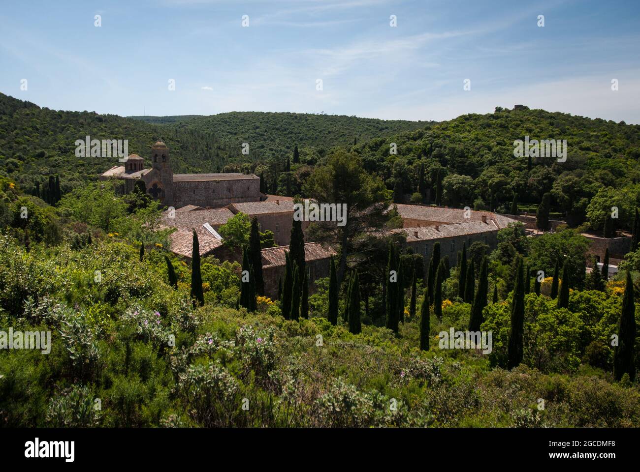 Fontfroide Abbey si trova in una valle pittoresca tra le colline boscose della Francia meridionale Foto Stock