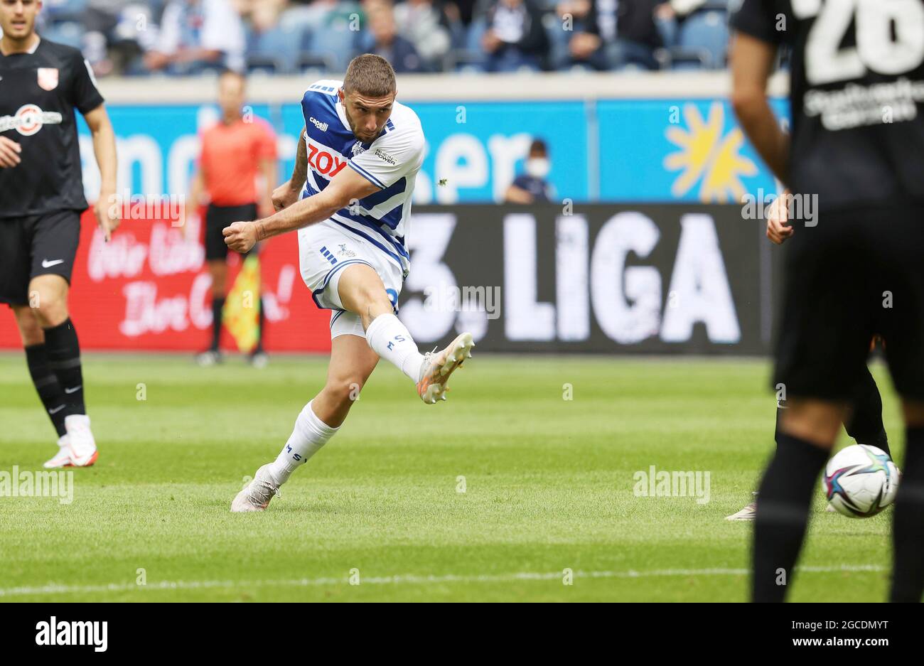 Duisburg, Germania. 8 agosto 2021. Firo: 08.08.2021, pallone da calcio, 3. Bundesliga, stagione 2021/2022, MSV Duisburg - TSV Havelse lavoro preliminare Alaa Bakir. Al traguardo per Orhan Ademi Credit: dpa/Alamy Live News Foto Stock