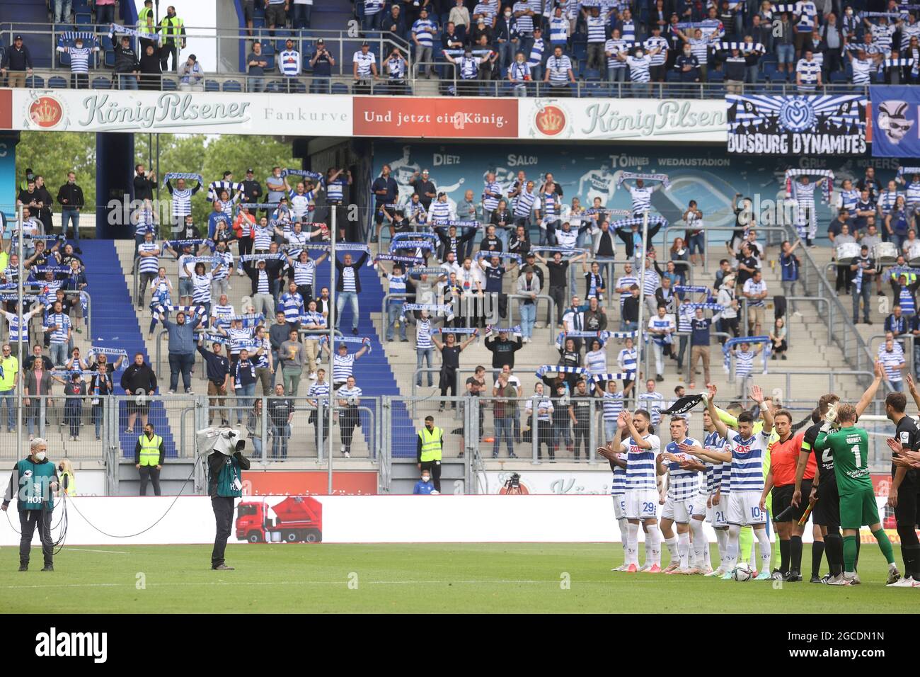 Duisburg, Germania. 8 agosto 2021. Primo: 08.08.2021, Fuvuball, 3. Bundesliga, stagione 2021/2022, MSV Duisburg - TSV Havelse le squadre hanno marciato nello stadio Credit: dpa/Alamy Live News Foto Stock