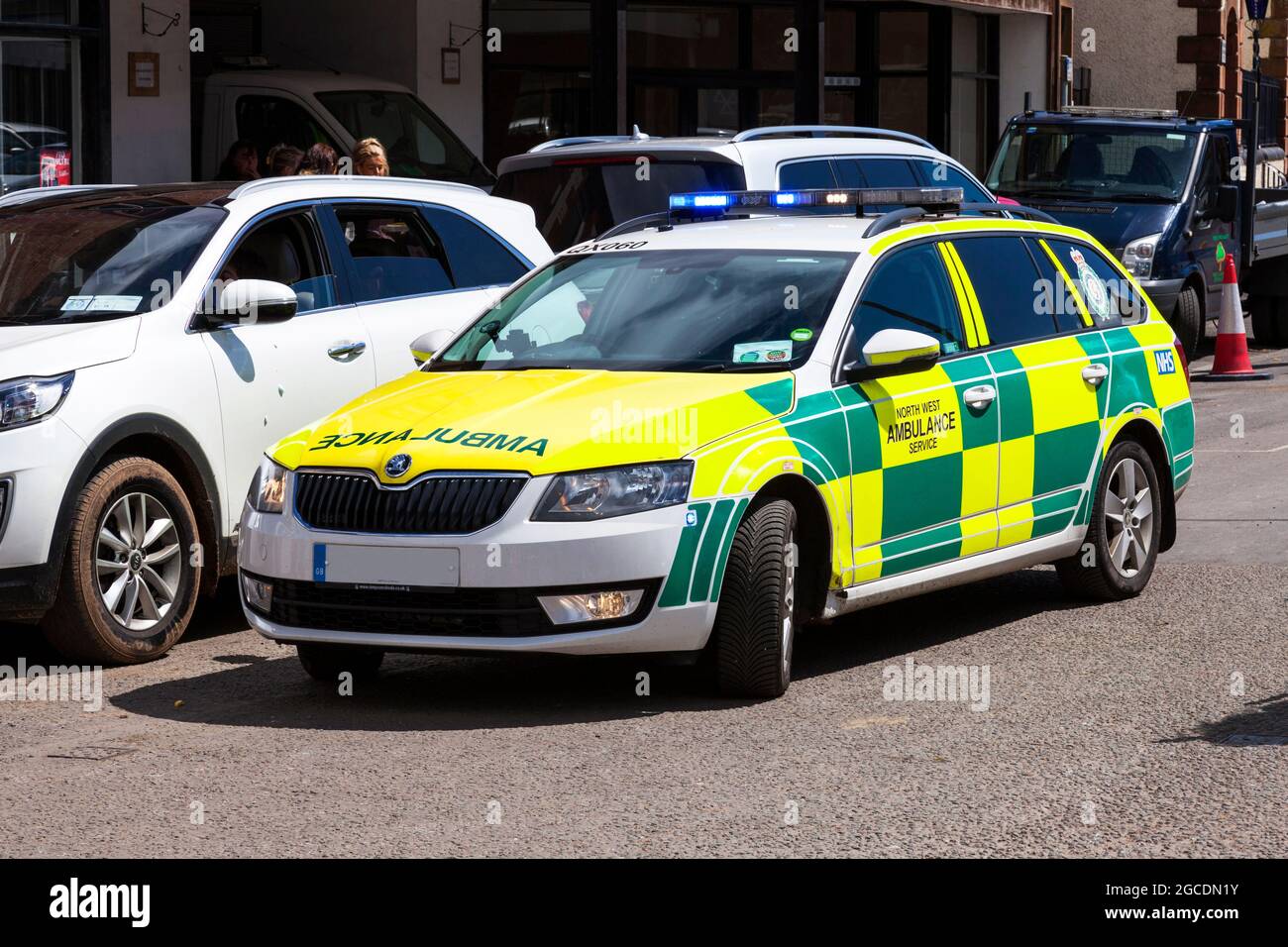 Un North West Ambulance Service Paramedic in una chiamata di emergenza nel Regno Unito Foto Stock