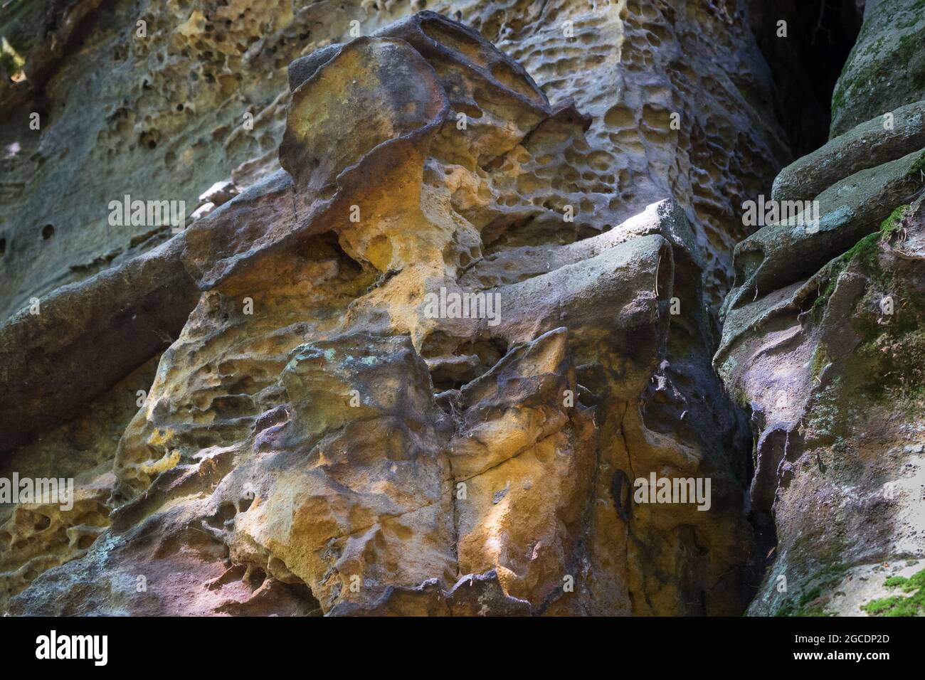 forme antiche naturali della pietra arenaria erosa in montagne sfondo astratto Foto Stock