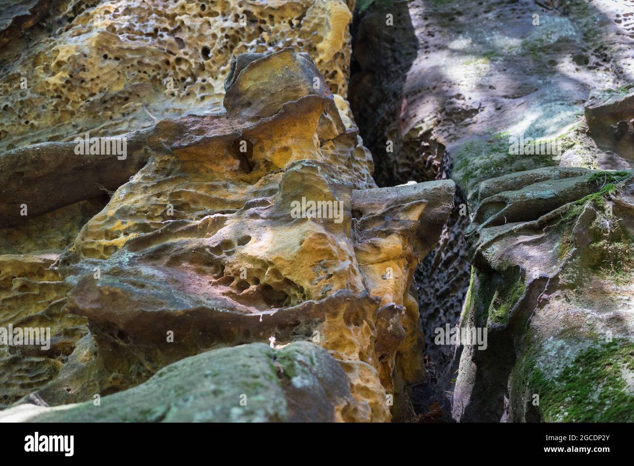 forme antiche naturali della pietra arenaria erosa in montagne sfondo astratto Foto Stock