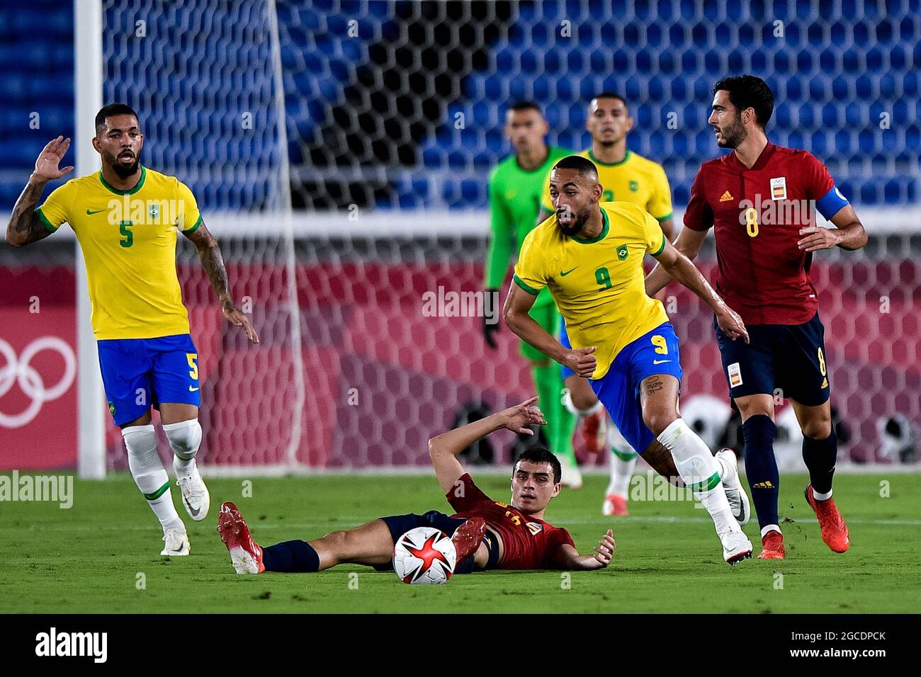 Pedri di Spagna e Matheus Cunha di Brasile durante i Giochi Olimpici Tokyo 2020, Calcio uomini medaglia d'oro Partita tra Brasile e Spagna il 7 agosto 2021 allo Stadio Internazionale Yokohama a Yokohama, Giappone - Foto Pablo Morano / Orange Pictures / DPPI Foto Stock