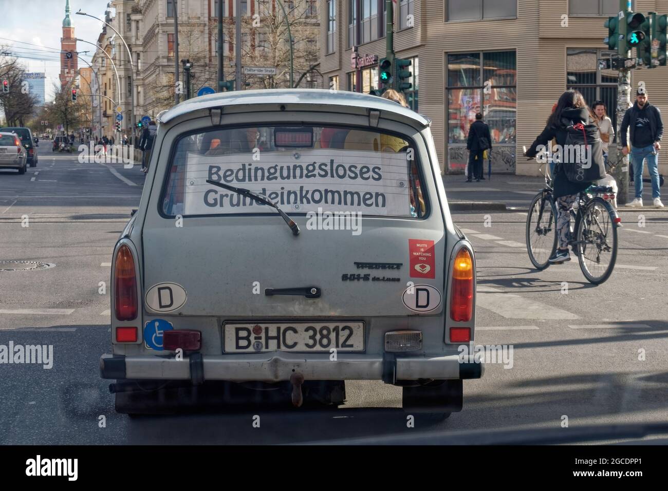 Trabi mit Swild ' Bedingungsloses Grundeinkommen ' , Fahrradfahrer , Eberswalder Ecke Schoenhauser Allee Prenzlauer Berg, Berlino Foto Stock