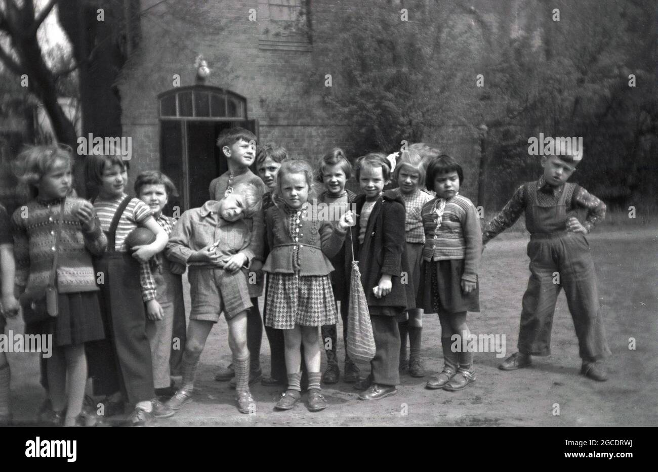 Anni '50, storico, gruppo di bambini giovani in piedi insieme fuori, Germania. Foto Stock