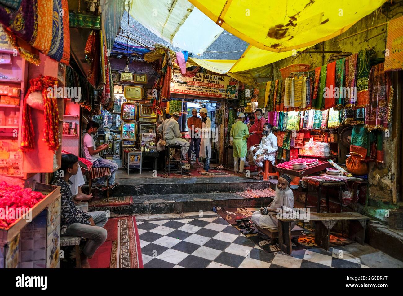 Delhi, India - Agosto 2021: Mercato vicino al santuario di marmo di Dargah Hazrat Nizamuddin è dedicato al santo musulmano Sufi Nizamuddin Auliya a Delhi. Foto Stock