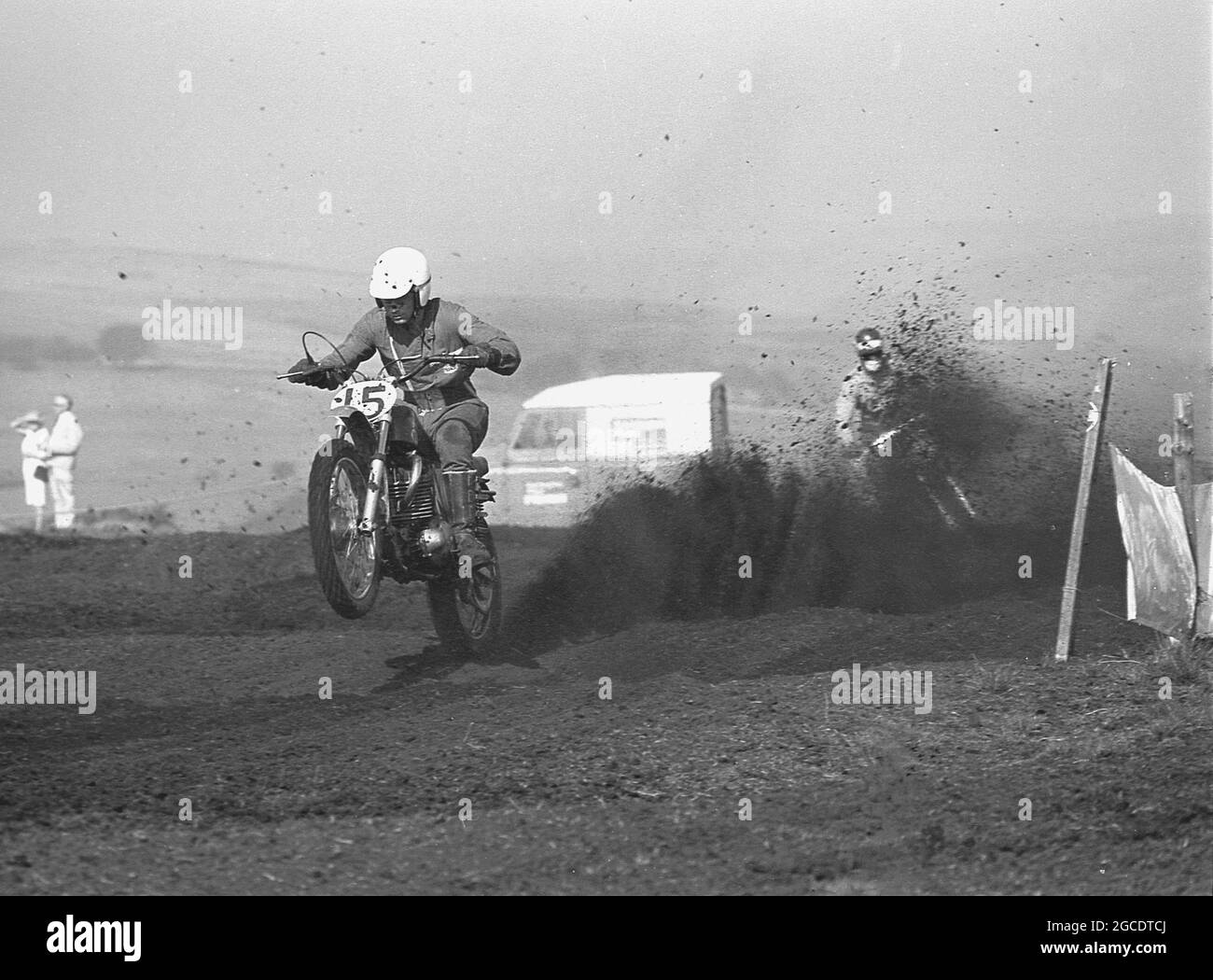 Anni '60, storico, moto scramble, un motociclista che calcia lo sporco mentre affronta le dossi e le gobbe del corso di scrambling all'aperto, Inghilterra, Regno Unito. Foto Stock