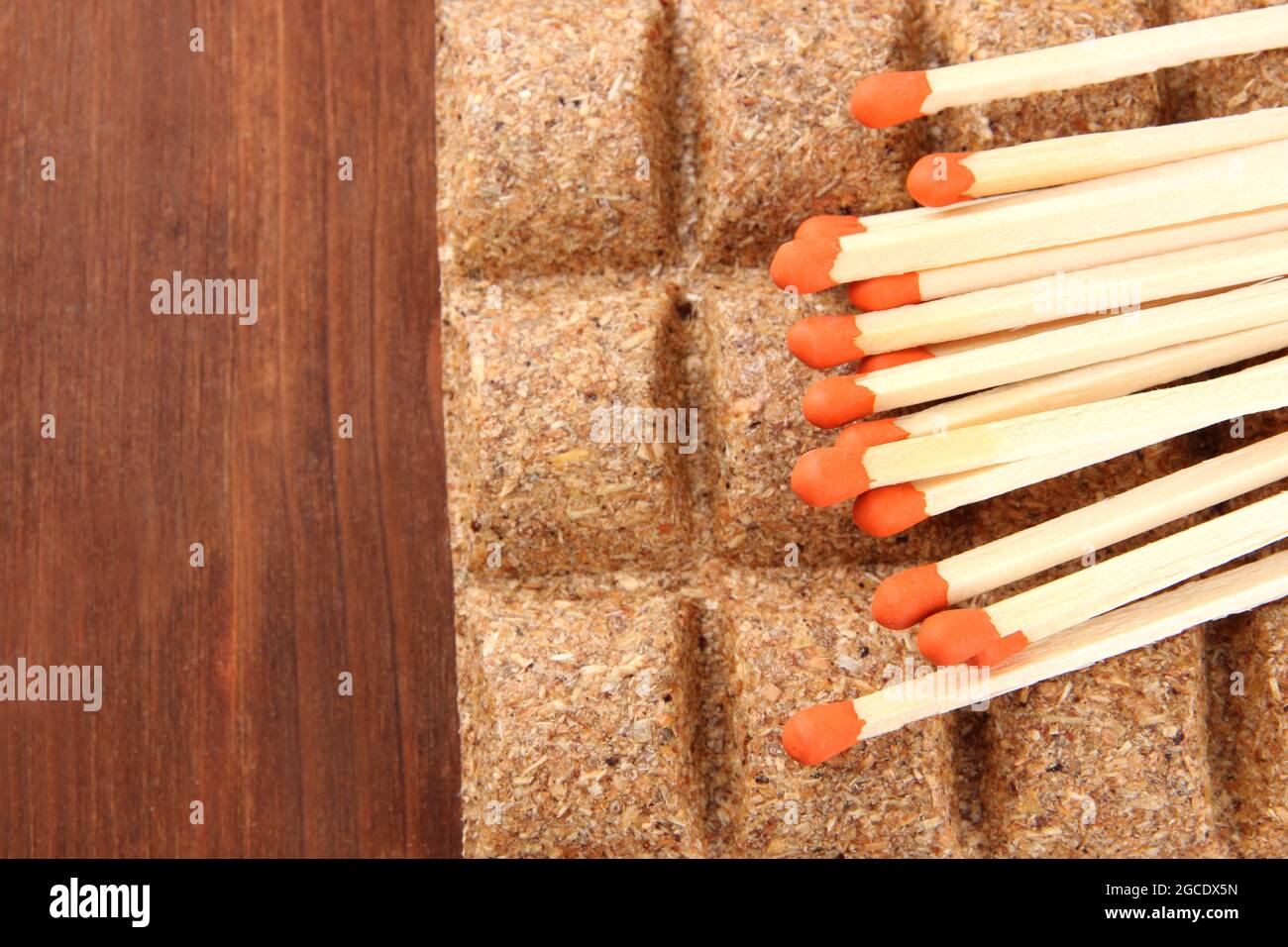 Fiammiferi lunghi e combustibile secco, su sfondo di legno Foto stock -  Alamy
