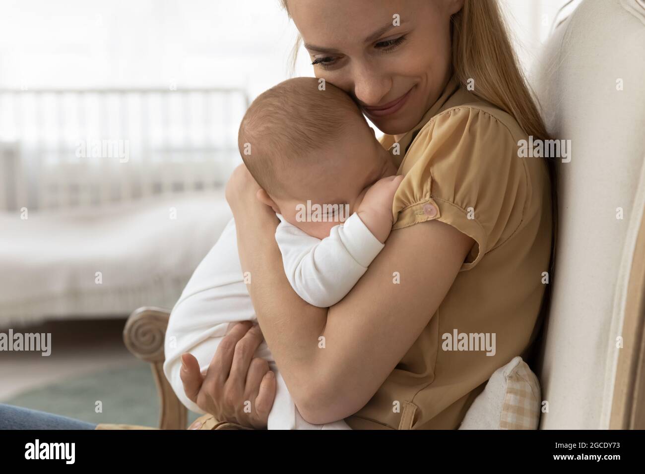 Amorevole giovane madre carezza neonato neonato neonato neonato Foto Stock