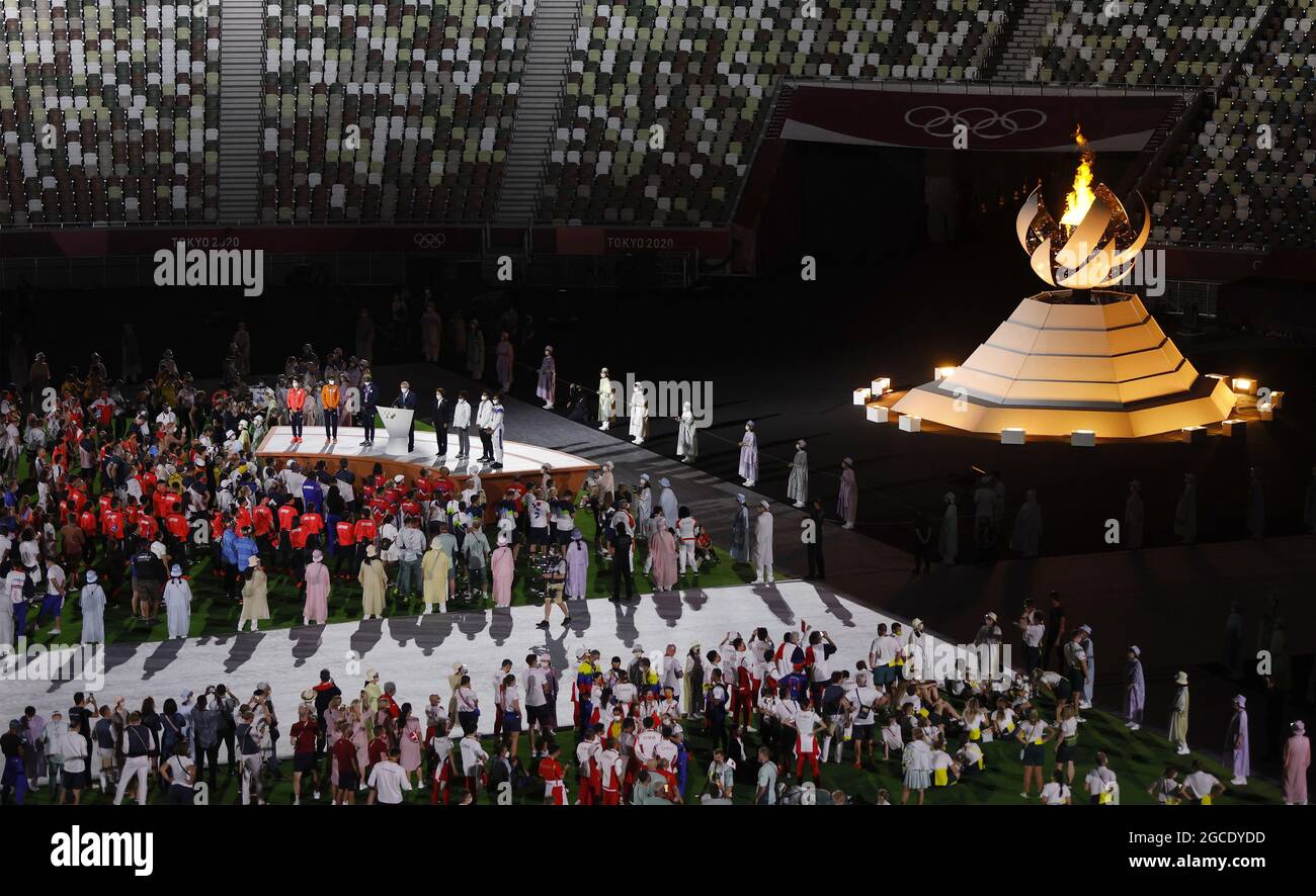 Il presidente del CIO Thomas Bach dichiara che i Giochi Olimpici di Tokyo sono chiusi durante la cerimonia di chiusura delle Olimpiadi estive del 2020 allo Stadio Olimpico di Tokyo, in Giappone, domenica 8 agosto 2021. Foto di Tasos Katopodis/UPI Foto Stock
