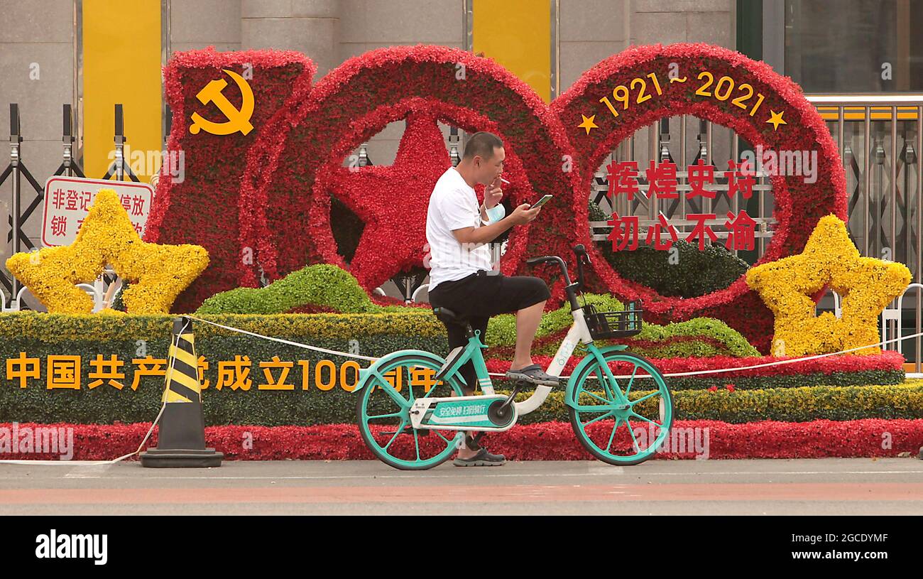 Un uomo cinese usa il suo telefono da un display di fronte a una base militare che celebra il centesimo anniversario del Partito comunista a Pechino, domenica 8 agosto 2021. Sotto il presidente cinese Xi Jinping, il Partito comunista cinese è diventato più forte e dominante in ogni aspetto della cultura attuale della Cina. Foto di Stephen Shaver/UPI Foto Stock