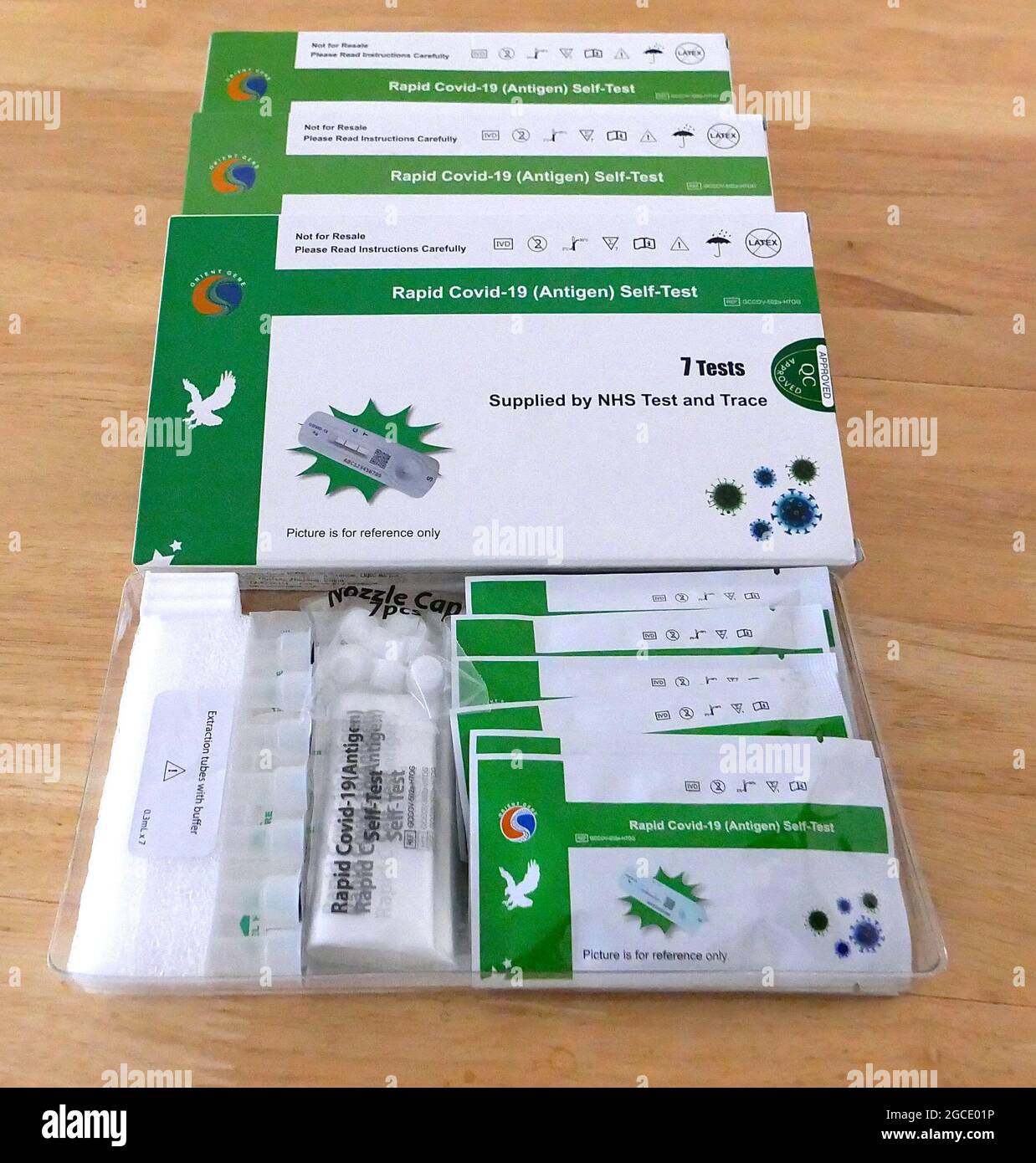 Se non si hanno sintomi di coronavirus (COVID-19), è possibile sottoporvi a regolari test del flusso laterale. Perché si dovrebbe essere regolarmente testato circa 1 persona su 3 con COVID-19 non hanno sintomi ma possono ancora infettare altri. Dovreste fare un test rapido due volte alla settimana (ogni 3-4 giorni) per controllare se avete il virus. Se la gente prova positiva e auto-isolata, aiuta a fermare la diffusione del virus. Anche se sei vaccinato, c'è ancora una possibilità di superare COVID-19, quindi dovresti continuare a sottoporti regolarmente ai test. Il test per le persone senza sintomi di COVID-19 è chiamato un rapido Foto Stock