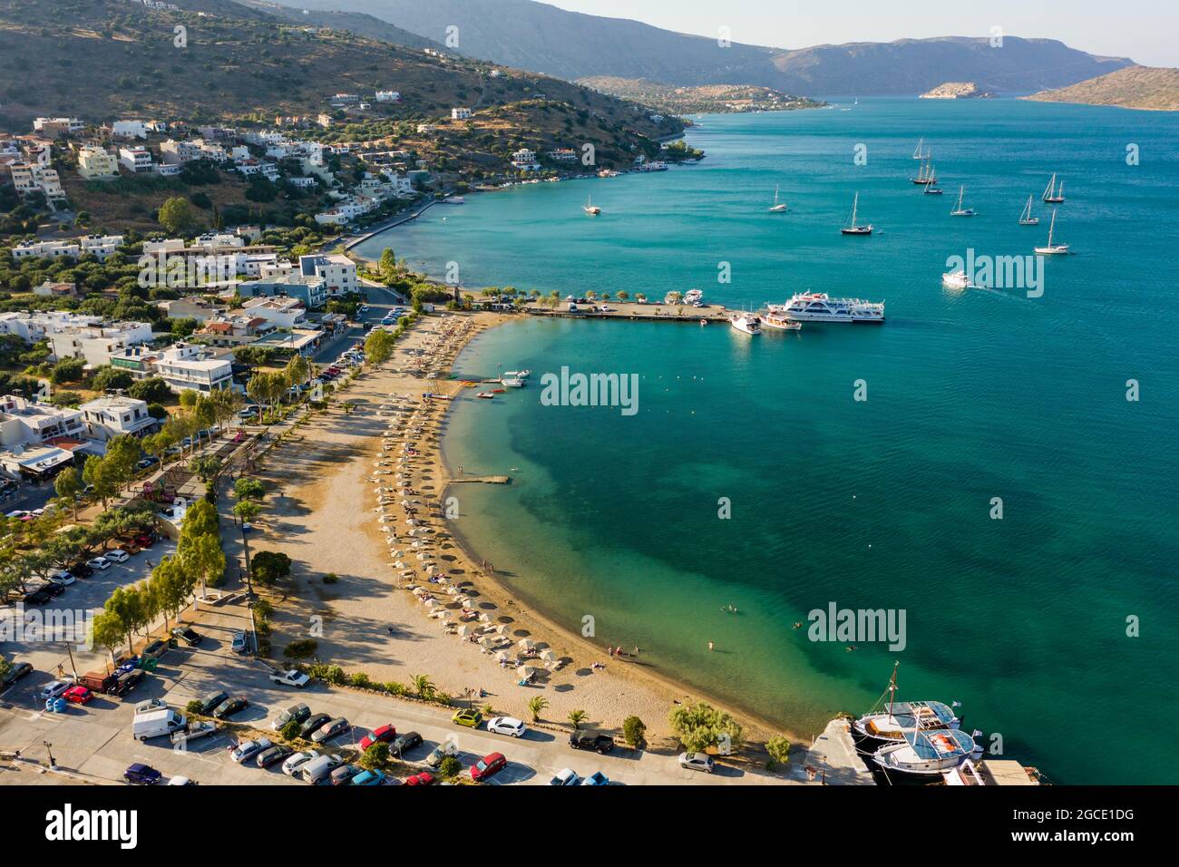 Vista aerea della spiaggia pubblica nella località turistica di Elounda sull'isola di Creta (Grecia) Foto Stock