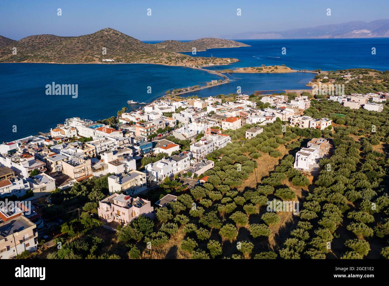 Vista aerea della città di Elounda e strada rialzata sull'isola greca di Creta Foto Stock