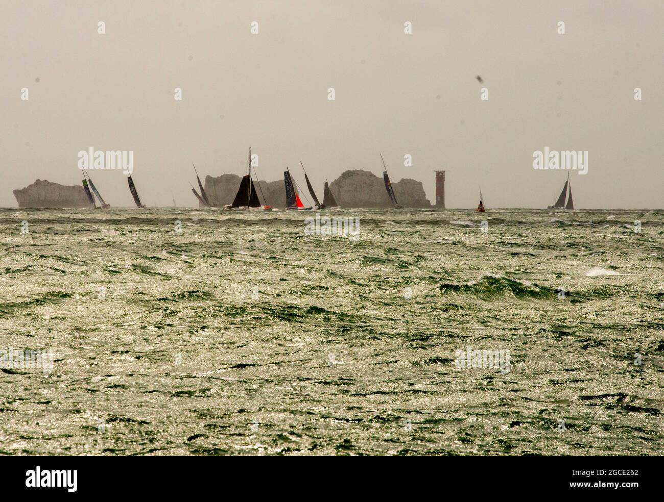 Hurst Castle, Hampsire, Regno Unito. 8 agosto 2019. I concorrenti della Rolex Fastnet gara 2021 passano gli aghi all'Isola di Wight. Credit: John Beasley/Alamy Live News Foto Stock