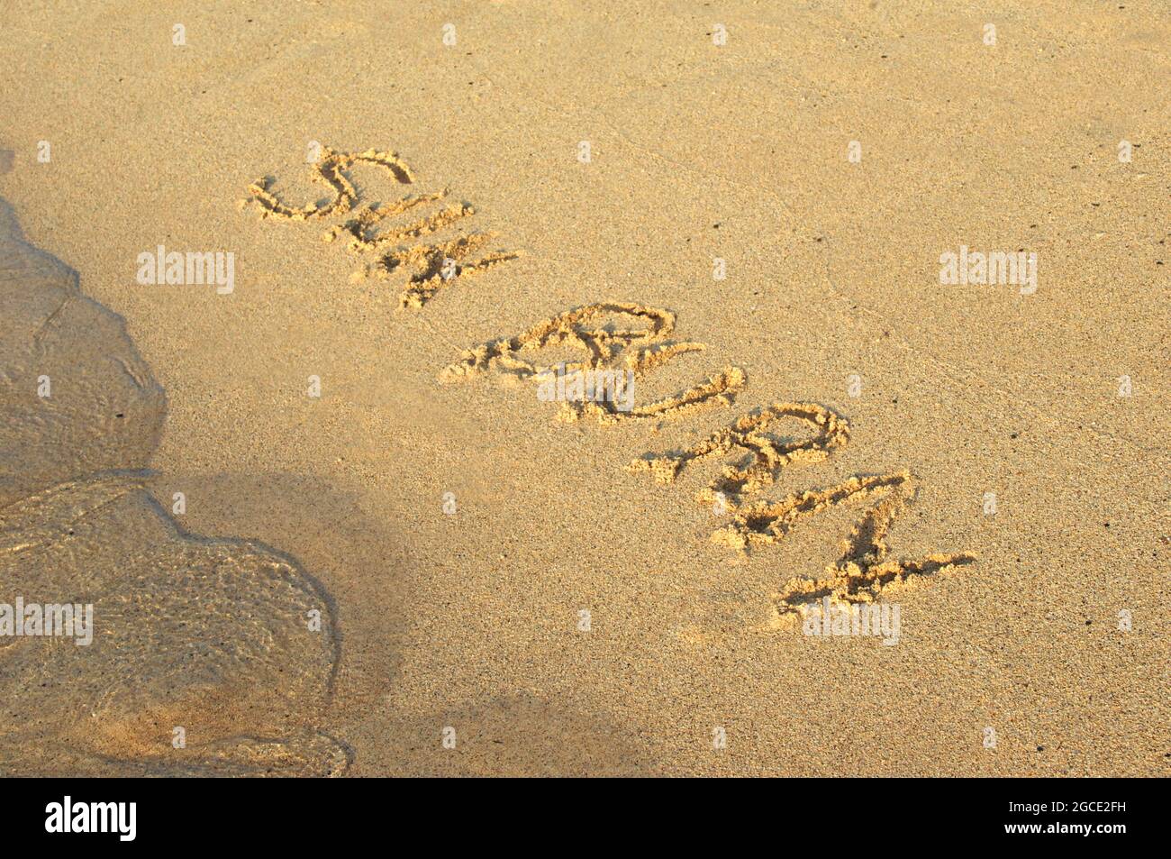 Scottature possono rovinare la vostra vacanza di sogno. Mano scritta nella sabbia, le lettere incantano 'un burn' su Brennecke Beach, Kauai, Hawaii. Foto Stock