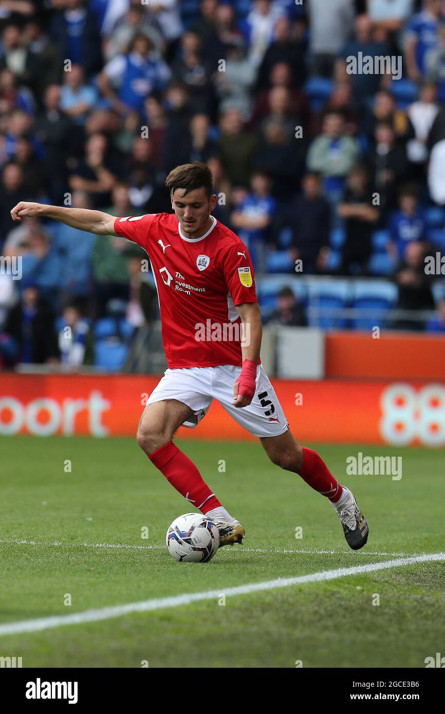 Cardiff, Regno Unito. 07 agosto 2021. Liam Cucine di Barnsley FC in azione. EFL Skybet Championship, Cardiff City contro Barnsley al Cardiff City Stadium di Cardiff, Galles, sabato 7 agosto 2021. Questa immagine può essere utilizzata solo per scopi editoriali. Solo per uso editoriale, è richiesta una licenza per uso commerciale. Nessun utilizzo nelle scommesse, nei giochi o nelle pubblicazioni di un singolo club/campionato/giocatore. pic di Andrew Orchard/Andrew Orchard sports photography/Alamy Live news Credit: Andrew Orchard sports photography/Alamy Live News Foto Stock
