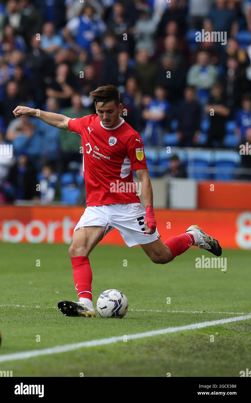 Cardiff, Regno Unito. 07 agosto 2021. Liam Cucine di Barnsley FC in azione. EFL Skybet Championship, Cardiff City contro Barnsley al Cardiff City Stadium di Cardiff, Galles, sabato 7 agosto 2021. Questa immagine può essere utilizzata solo per scopi editoriali. Solo per uso editoriale, è richiesta una licenza per uso commerciale. Nessun utilizzo nelle scommesse, nei giochi o nelle pubblicazioni di un singolo club/campionato/giocatore. pic di Andrew Orchard/Andrew Orchard sports photography/Alamy Live news Credit: Andrew Orchard sports photography/Alamy Live News Foto Stock
