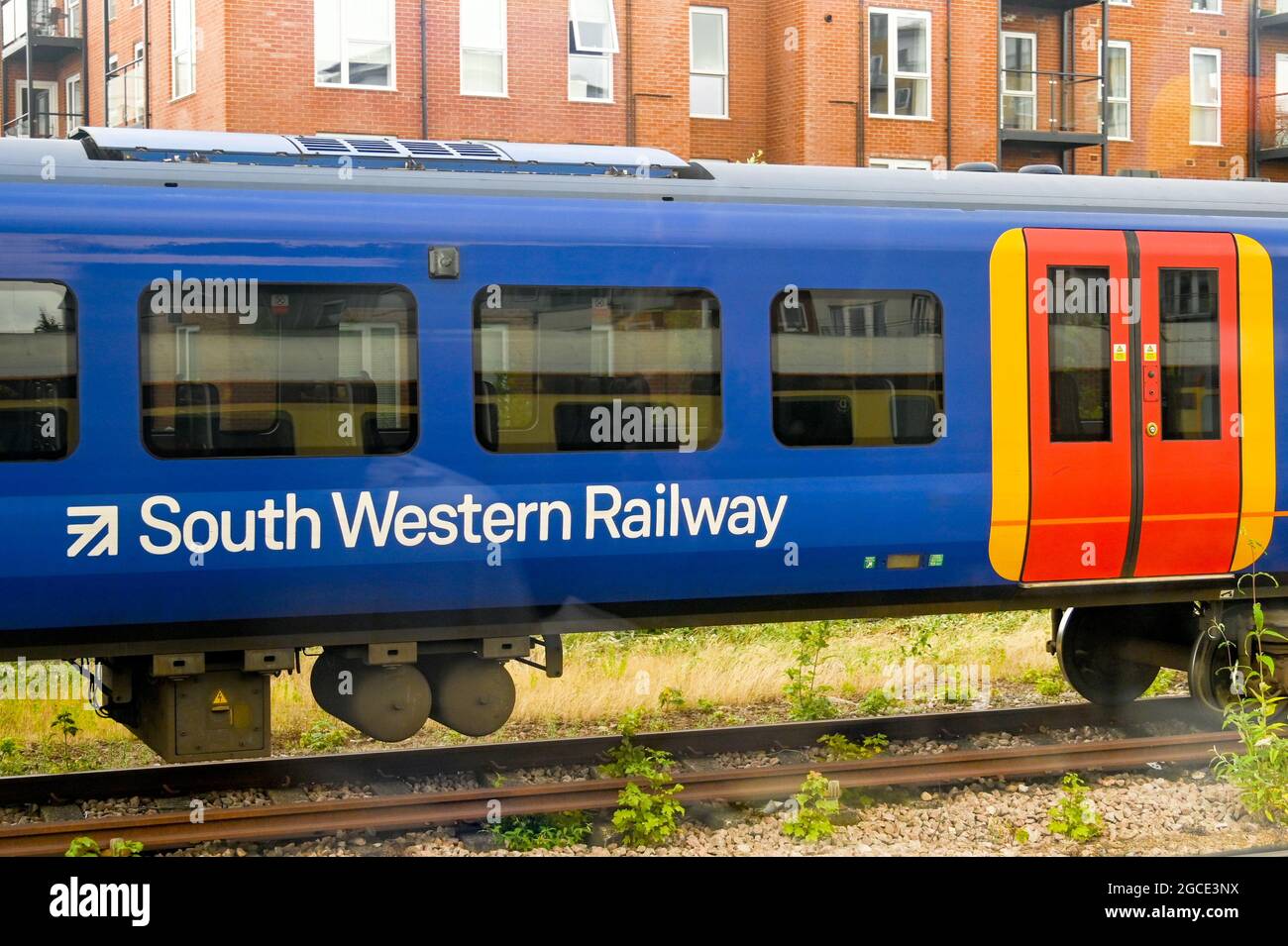 Southampton, Inghilterra - Luglio 2021: Vista laterale di una carrozza su un treno operato dalla South Western Railway. Foto Stock