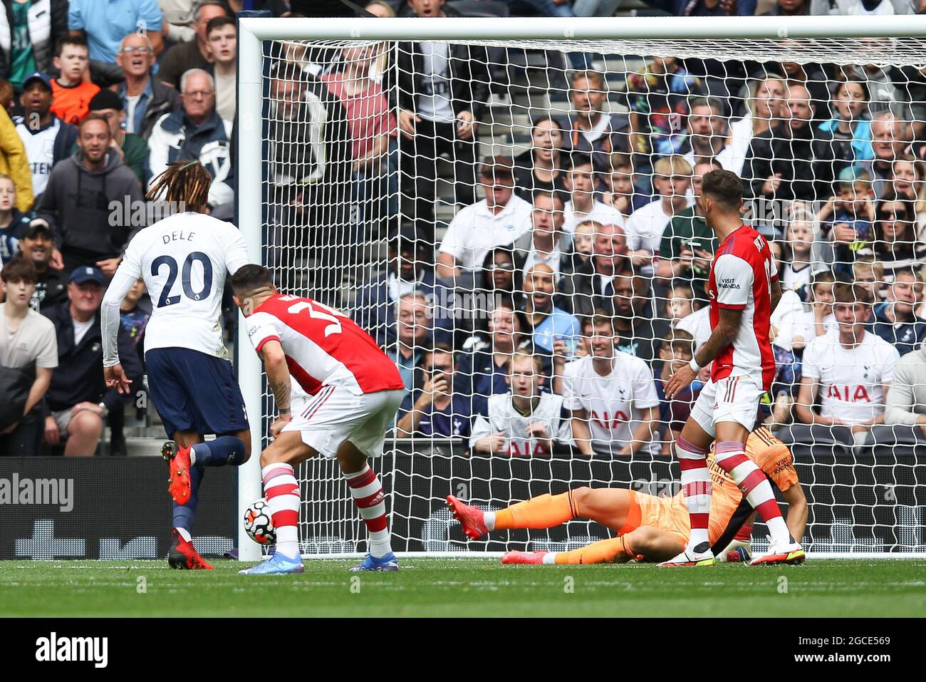 Londra, Regno Unito. 8 agosto 2021. DELE Alli di Tottenham Hotspur ha un colpo colpito il posto, l'Arsenal Goalkeeper Bernd Leno salva e ben White of Arsenal schiarisce durante la pre-stagione amichevole (la serie di mente) tra Tottenham Hotspur e Arsenal al Tottenham Hotspur Stadium, Londra, Inghilterra, l'8 agosto 2021. Foto di Ken Sparks. Solo per uso editoriale, è richiesta una licenza per uso commerciale. Nessun utilizzo nelle scommesse, nei giochi o nelle pubblicazioni di un singolo club/campionato/giocatore. Credit: UK Sports Pics Ltd/Alamy Live News Foto Stock