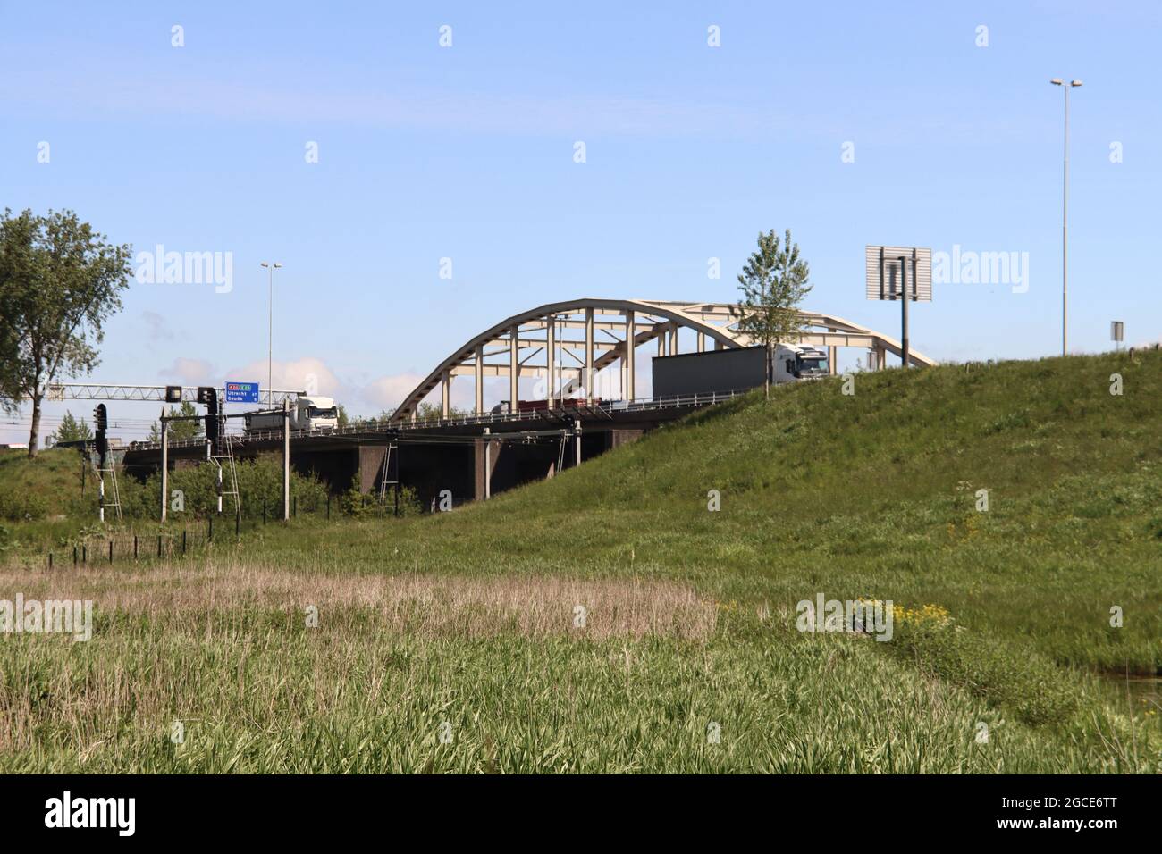 Autostrada A20 a Moordrechtboog nella zona di nuovo villaggio in futuro nel Zuidplaspolder nei Paesi Bassi Foto Stock