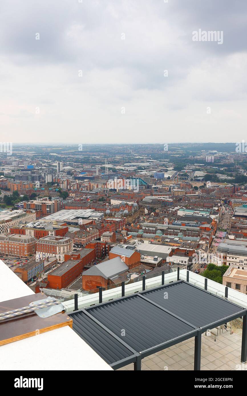 Una delle molte vedute del centro citta' di Leeds dalla cima dell'edificio piu' alto dello Yorkshire, 'Altus House' Foto Stock