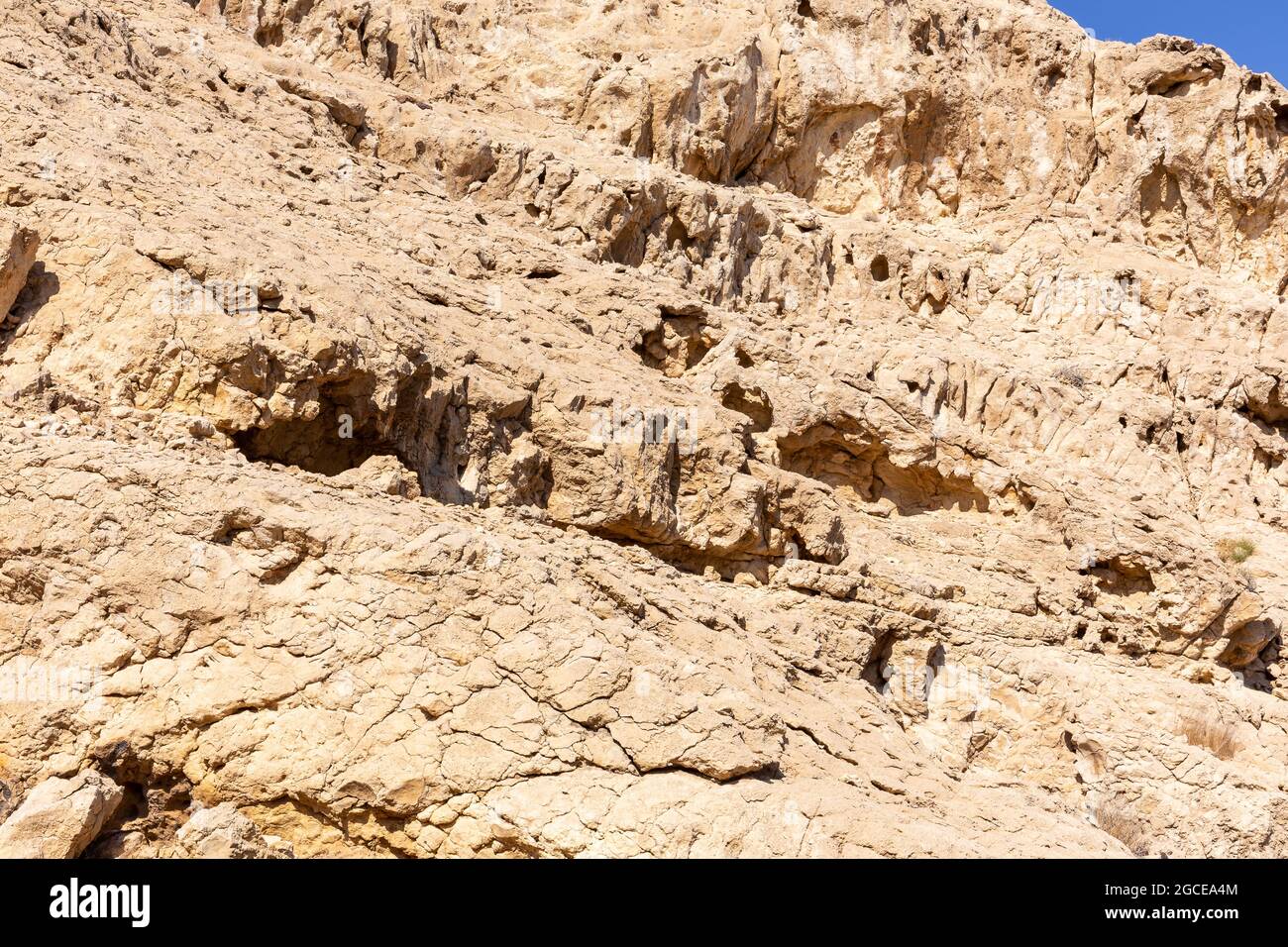 Montagne aride e secche di pietra calcarea nella Valle delle Grotte del Centro Archeologico di Mleiha a Sharjah, Emirati Arabi Uniti. Foto Stock