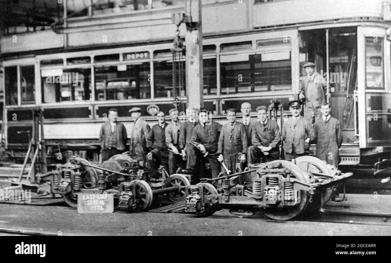 Il personale tecnico di Burnley Tramways sta per sollevare l'ultimo corpo del tram sul running gear nel 1934 Foto Stock