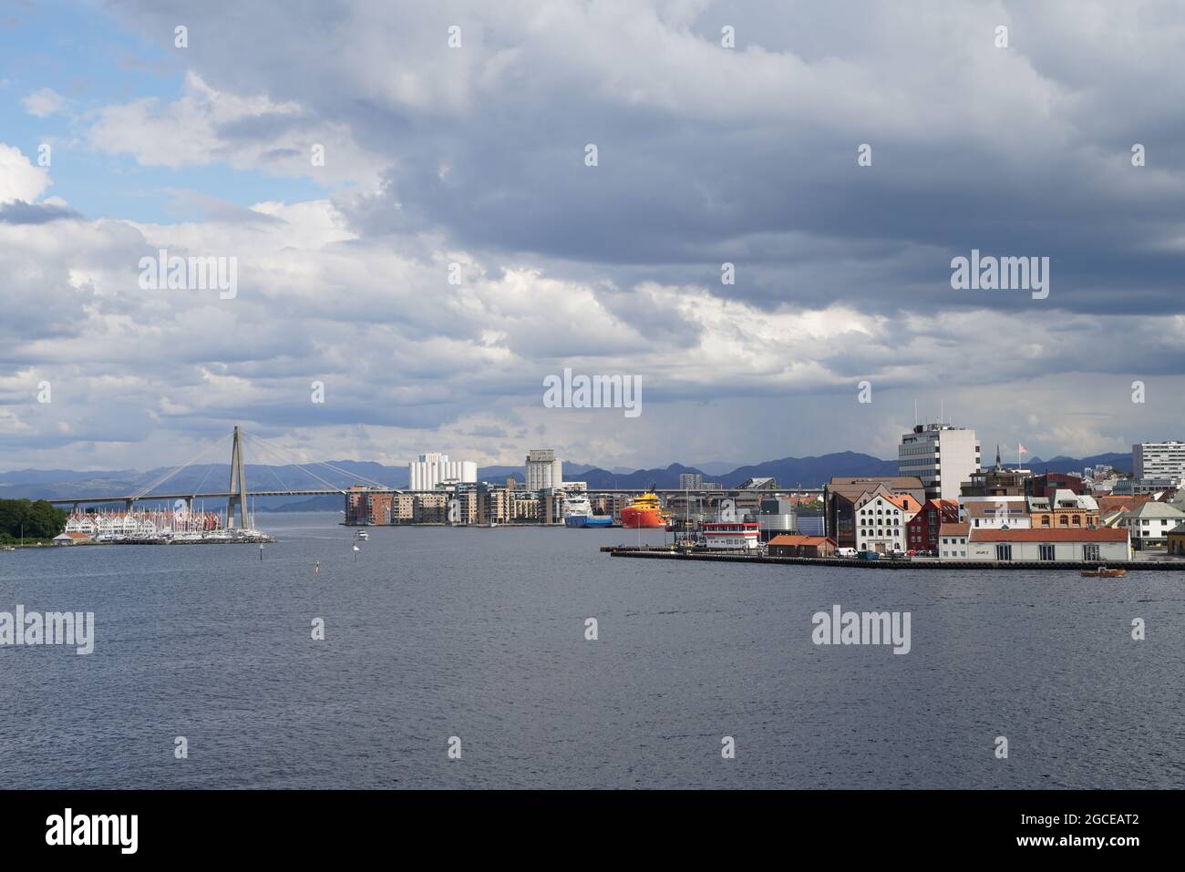 Porto di Stavanger in una giornata nuvolosa. Vista verso il ponte della città dal molo di Konserthus. Foto Stock