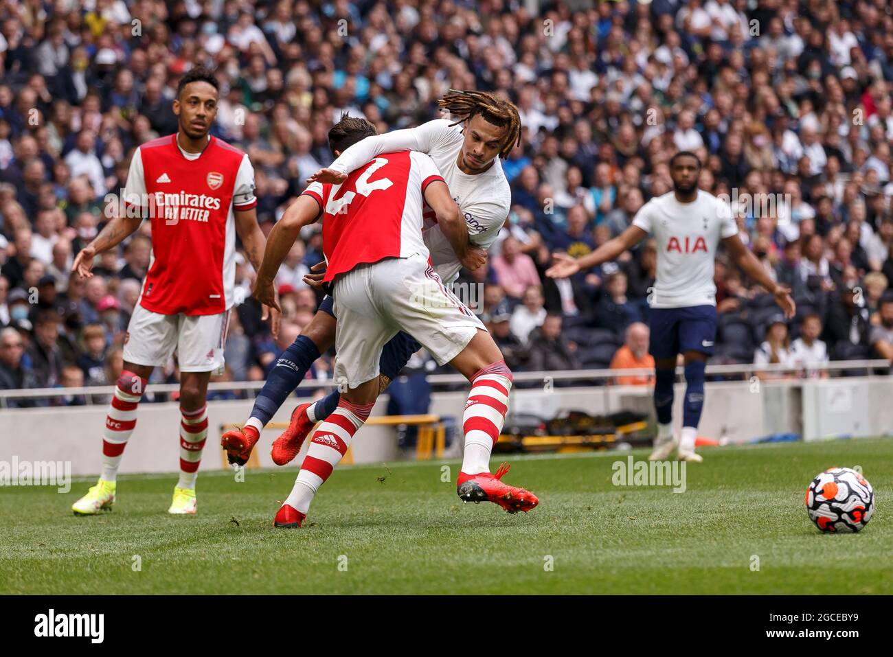 Londra, Regno Unito. 8 agosto 2021. Il DELE Alli di Tottenham Hotspur è scovato da Pablo Mari di Arsenal durante la partita pre-stagionale amichevole tra Tottenham Hotspur e Arsenal al Tottenham Hotspur Stadium l'8 agosto 2021 a Londra, Inghilterra. (Foto di Daniel Chesterton/phcimages.com) Credit: PHC Images/Alamy Live News Foto Stock