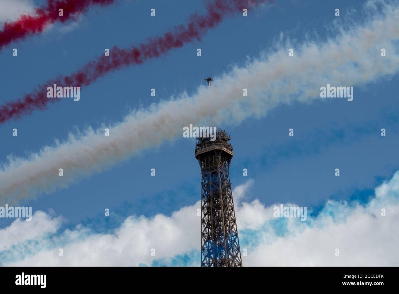 I sentieri di fumo nei colori della bandiera francese circondano la Torre Eiffel a Parigi Foto Stock