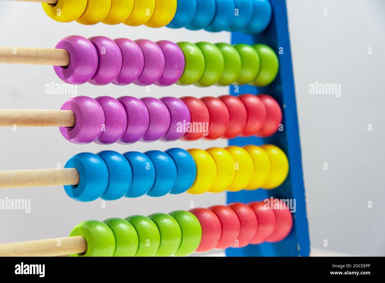 abaco colorato su sfondo bianco, concetto di apprendimento e ritorno a scuola. Foto Stock