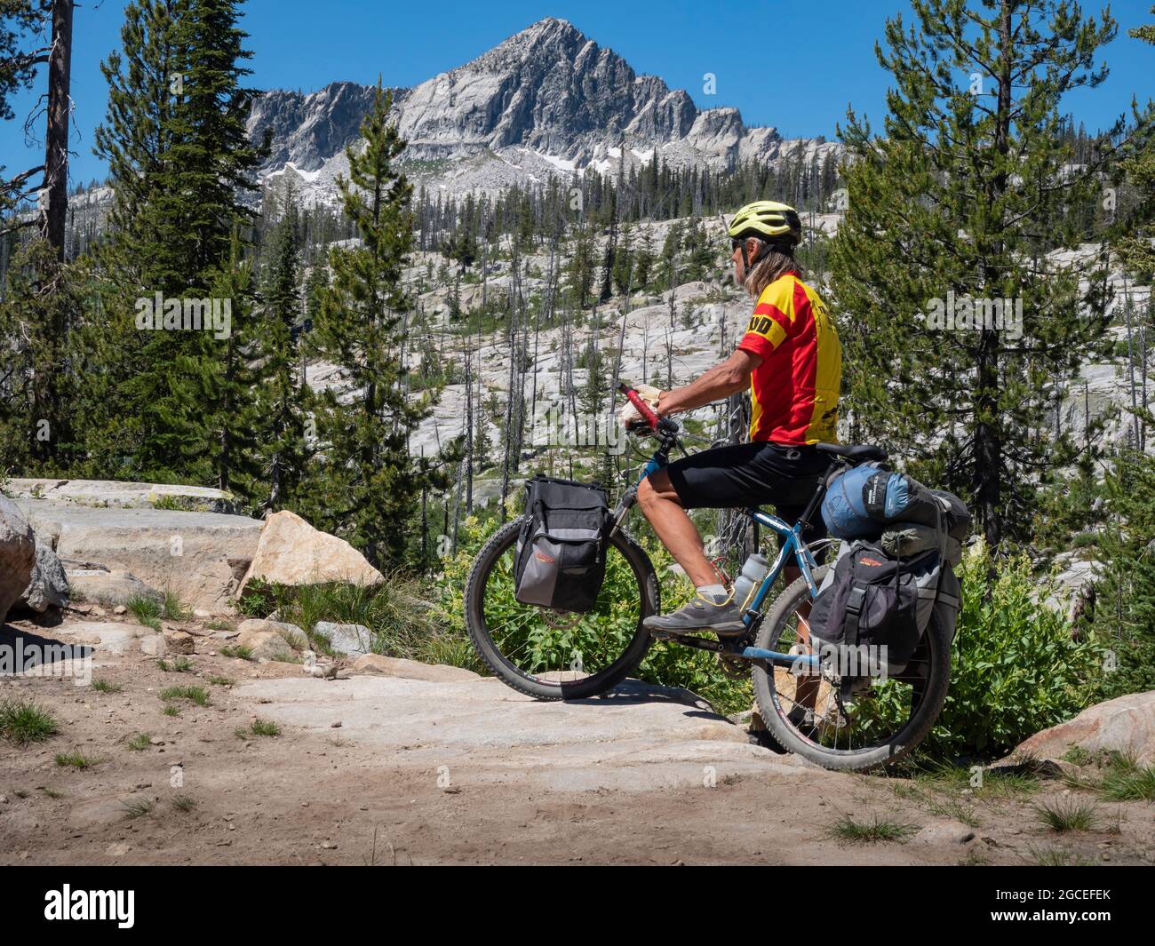 ID00814-00...IDAHO - ciclista, Tom Kirkendall, al Lick Creek Summit sulla strada delle sorgenti termali calde dell'Idaho ciclabile. Foto Stock
