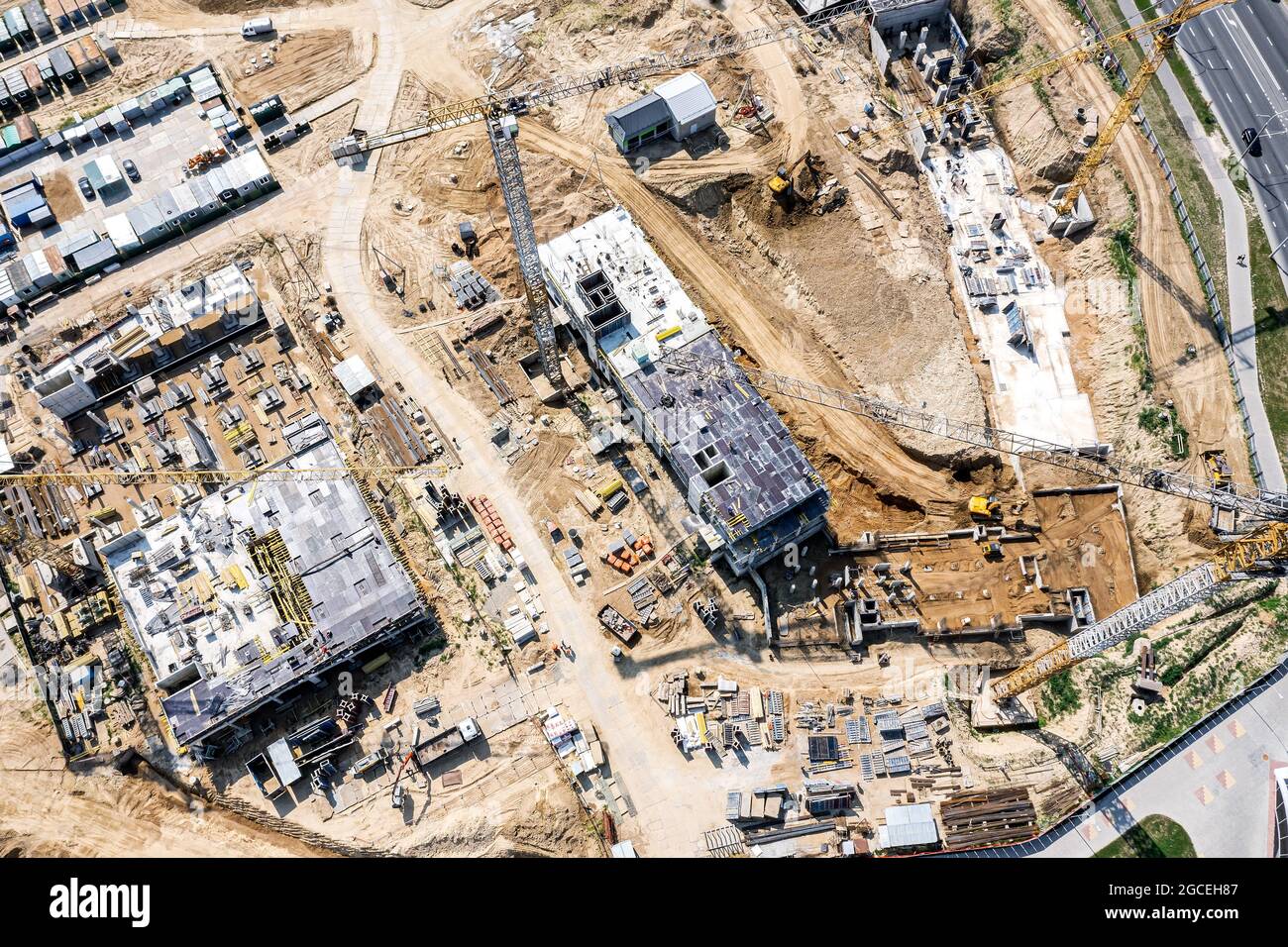 grande cantiere edile dall'alto. costruzione di nuovi edifici residenziali. vista aerea superiore del drone. Foto Stock