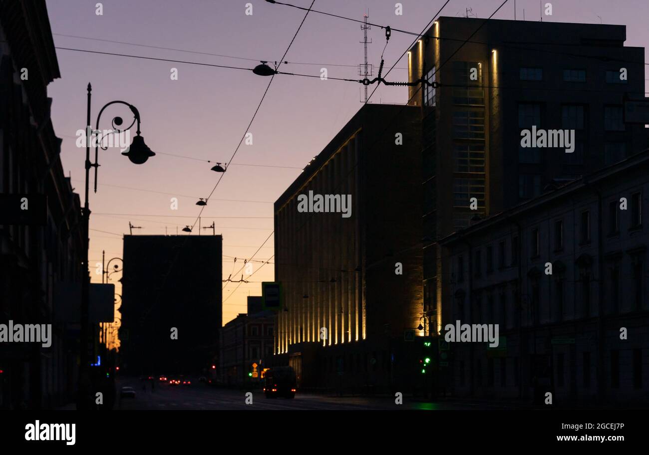 Silhouette di Liteyny Bridge rialzato vicino a Bolshoy Dom- sede del FSB e Ministero degli Affari Esteri, notte bianca, San Pietroburgo, Russia Foto Stock