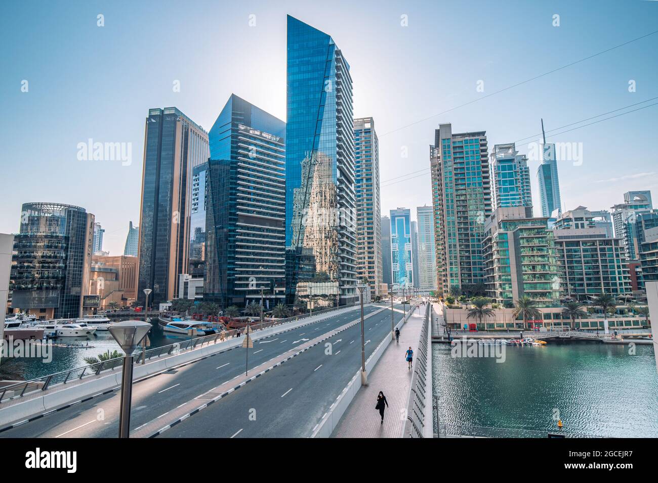 21 febbraio 2021, Dubai, Emirati Arabi Uniti: Vista panoramica del quartiere di Dubai Marina con grattacieli e ponte sul porto Foto Stock