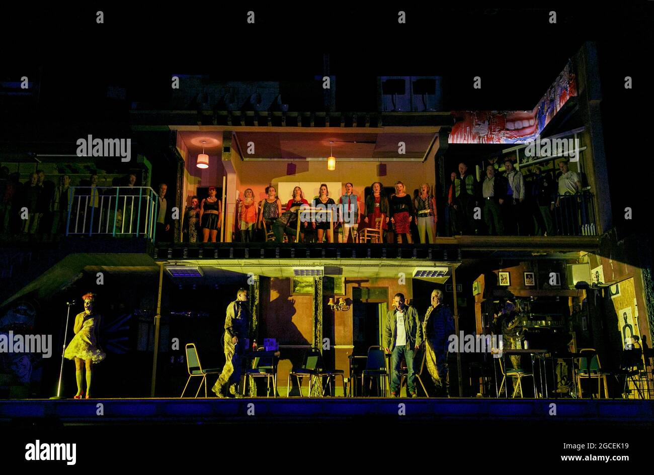 Fronte, l-r: Clare Presland (Margret), Tom Randle (Capitano), Leigh Melrose (Wozzeck), James Morris (Dottore) a WOZZECK di Alban Berg all'English National Opera (ENO), London Coliseum, London WC2 11/05/2013 dopo l'esecuzione ‘Woyzeck’ di George Buchner Direttore: Edward Gardner Set design: Tom Jochkinson illuminazione: Tom Jochkinson: Ann Yee regista: Carrie Cracknell Foto Stock