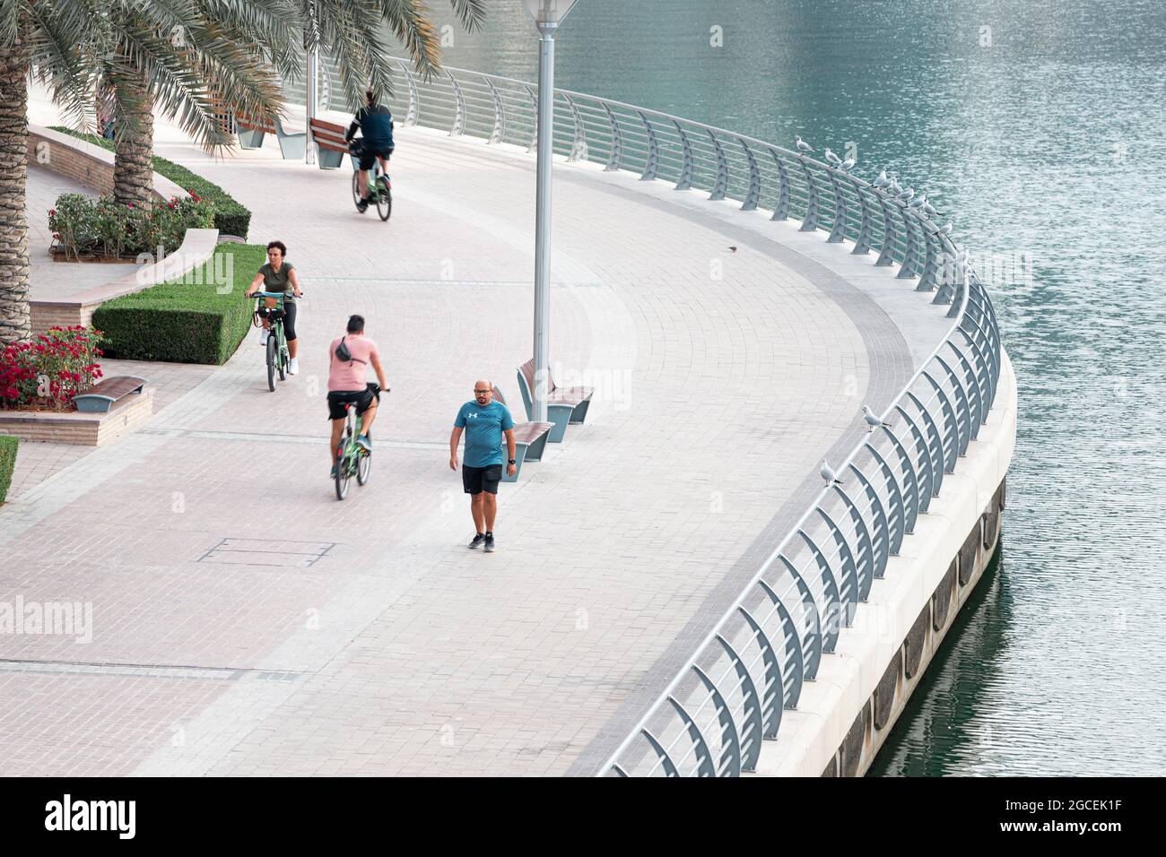 21 febbraio 2021, Dubai, Emirati Arabi Uniti: Le persone sono impegnate nel fitness - correre, camminare e andare in bicicletta lungo il lungomare di Dubai Marina Foto Stock