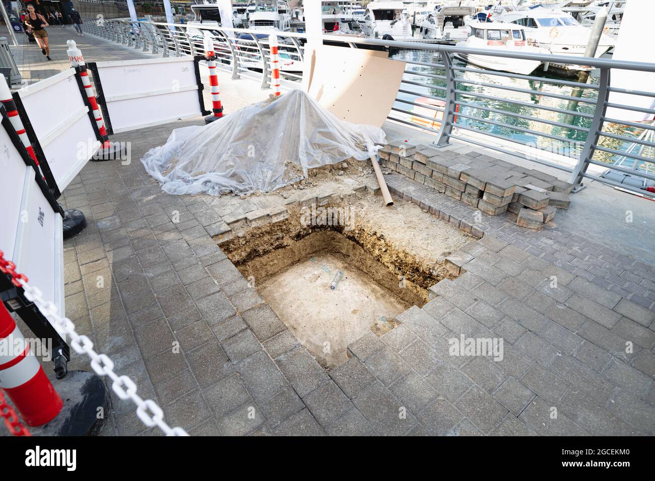 21 febbraio 2021, Dubai, Emirati Arabi Uniti: Scavo sul marciapiede presso la passeggiata di Dubai Marina Foto Stock