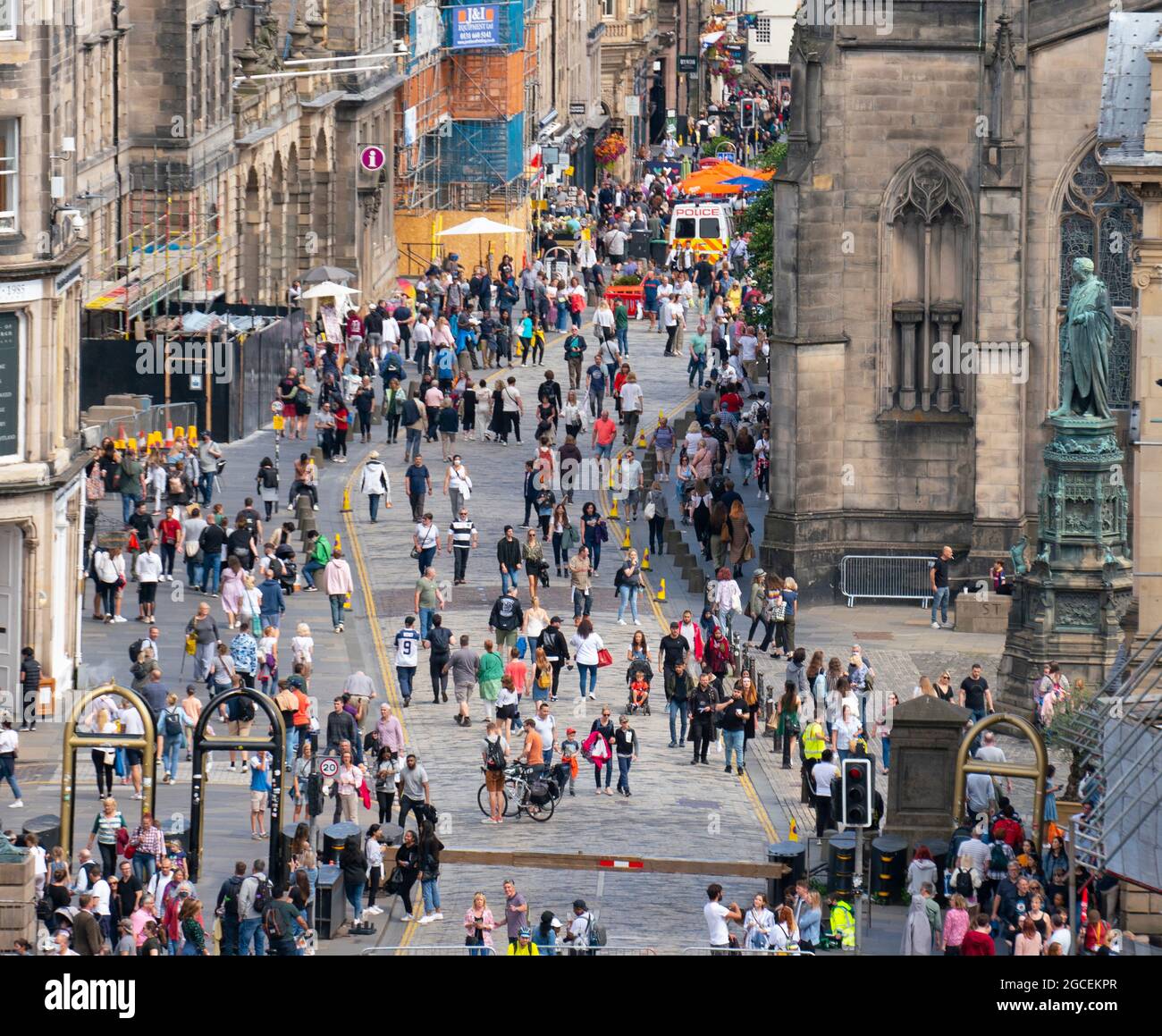 Edimburgo, Scozia, Regno Unito. 8 agosto 2021. Nel pomeriggio soleggiato della domenica il Royal Mile era pieno di visitatori alla ricerca del limitato intrattenimento di strada offerto durante il tanto scalato Edinburgh Fringe Festival di quest'anno. Sono previste due fasi per gli artisti che si sono dimostrati popolari durante tutta la giornata. PIC; vista di folle ridotte sul Royal Mile. Iain Masterton/Alamy Notizie dal vivo. Foto Stock