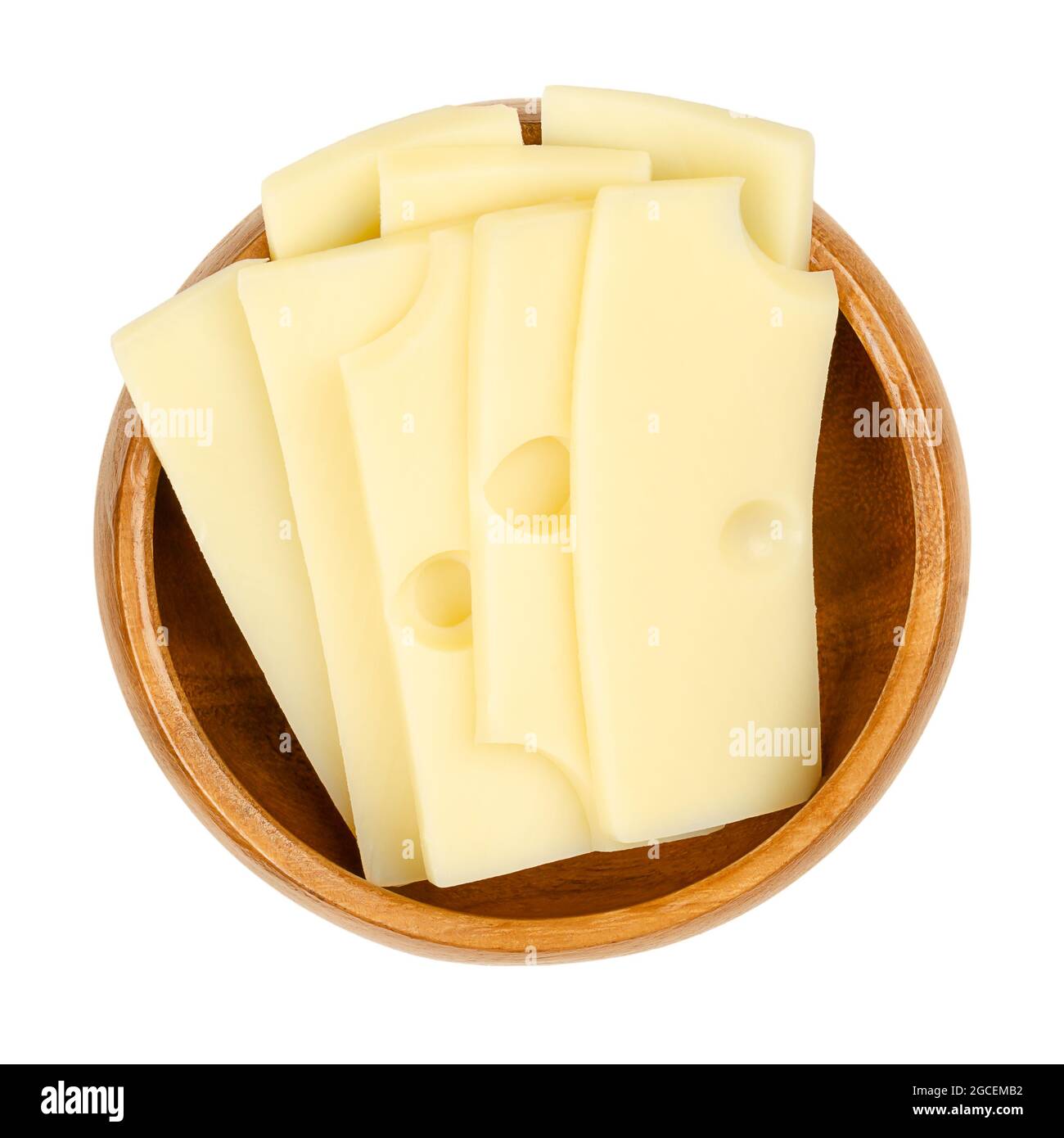 Affettato il formaggio Emmental, in una ciotola di legno. Fette di Emmenthal o Emmental, un formaggio svizzero giallo con buchi, medio-duro. Foto Stock