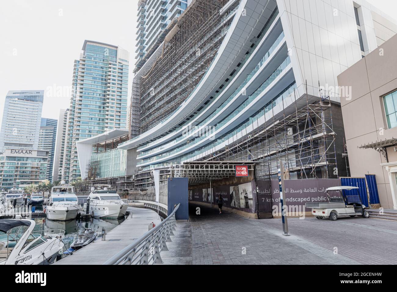 21 febbraio 2021, Dubai, Emirati Arabi Uniti: Una passerella pedonale con ponteggi vicino a una casa in costruzione a Dubai Marina Foto Stock