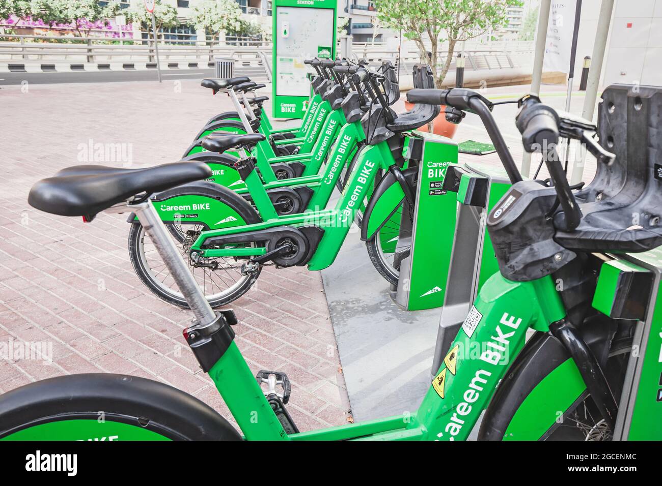 21 febbraio 2021, Dubai, Emirati Arabi Uniti: Parcheggio di biciclette elettriche eco-compatibili a noleggio con Careem e Dubai sistema di trasporto rta Foto Stock