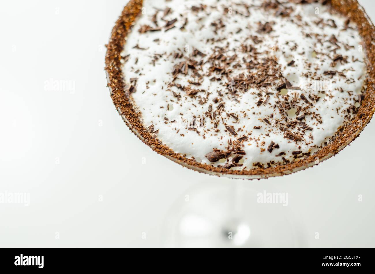 Cocktail di caffè alcolico con nota di noci e schiuma di latte soffici, bevanda cremosa e dolce Foto Stock