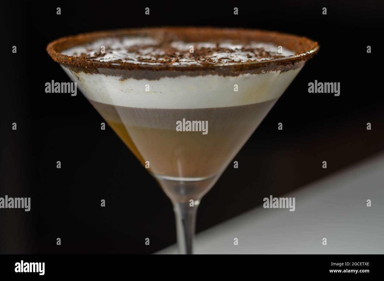 Cocktail di caffè alcolico con nota di noci e schiuma di latte soffici, bevanda cremosa e dolce Foto Stock
