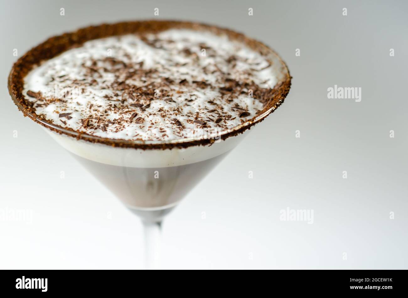 Cocktail di caffè alcolico con nota di noci e schiuma di latte soffici, bevanda cremosa e dolce Foto Stock