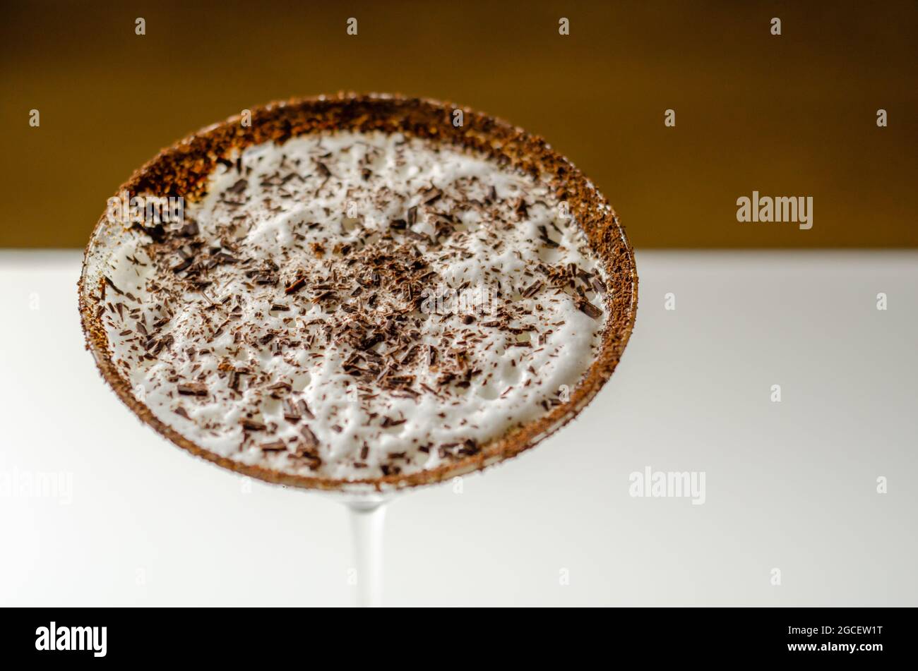 Cocktail di caffè alcolico con nota di noci e schiuma di latte soffici, bevanda cremosa e dolce Foto Stock