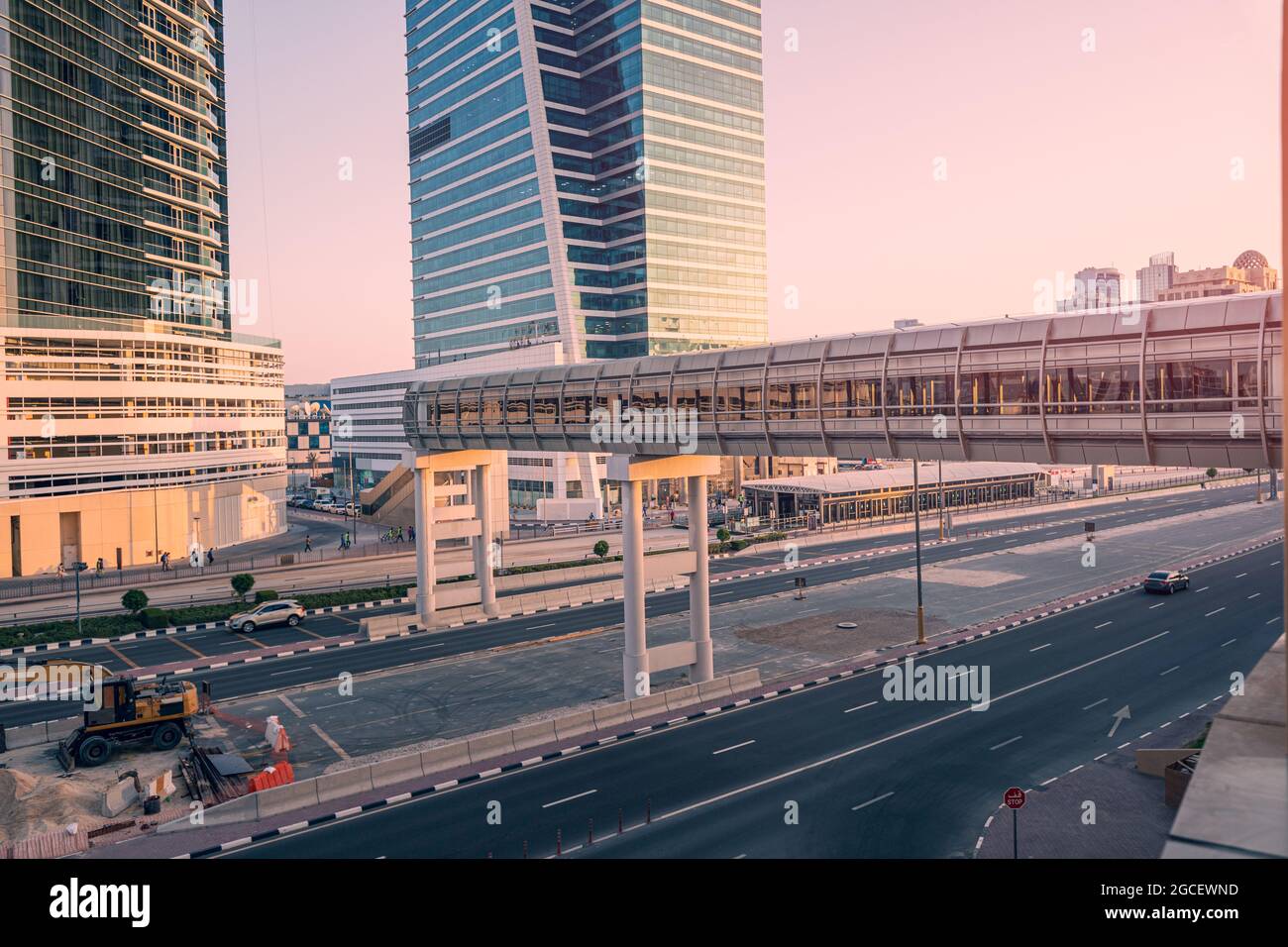 Un'elevata passeggiata pedonale sopra una strada e l'autostrada a Dubai. Urbanistica e architettura paesaggistica Foto Stock