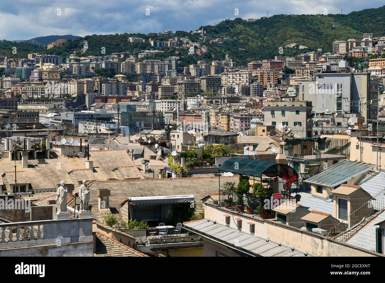 Vista elevata sulla città costiera di Genova con terrazze panoramiche in una soleggiata giornata estiva, Liguria, Italia Foto Stock